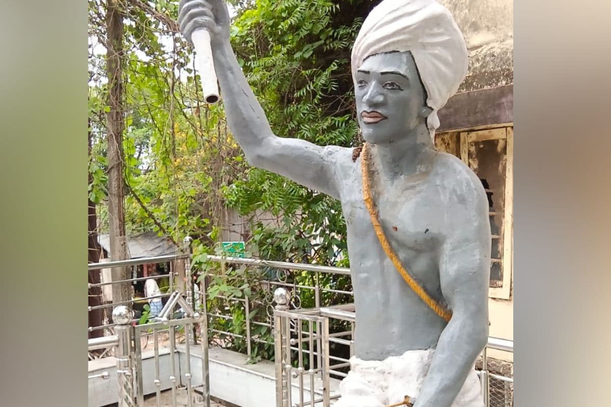 जामताड़ा में भगवान बिरसा मुंडा की मूर्ति को असामाजिक तत्वों ने किया क्षतिग्रस्त, सख्त कार्रवाई की मांग