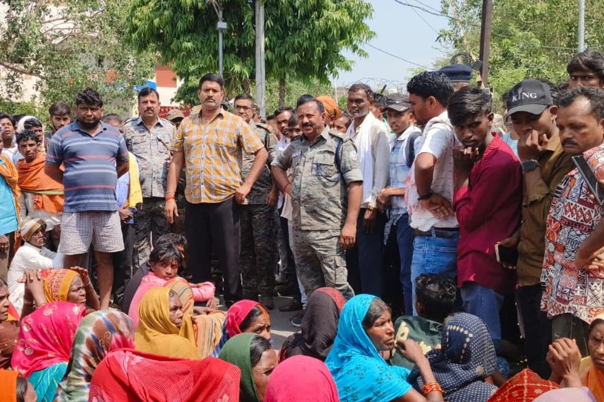 पलामू में पारा शिक्षक की हत्या के विरोध में प्रदर्शन, ग्रामीणों ने किया थाना का घेराव