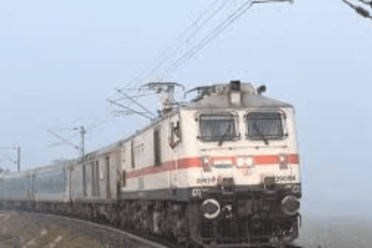 दानापुर स्टेशन पर खड़ी ट्रेन में युवक का शव मिलने से सनसनी, जांच में जुटी एफएसएल की टीम