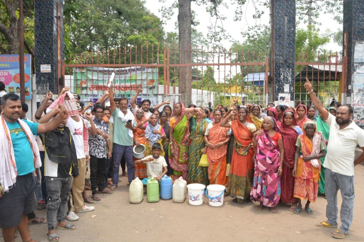 Dhanbad: पानी-बिजली की मांग को लेकर बागडीगी बस्ती के लोगों का प्रदर्शन, धूप में महिला हुई बेहोश