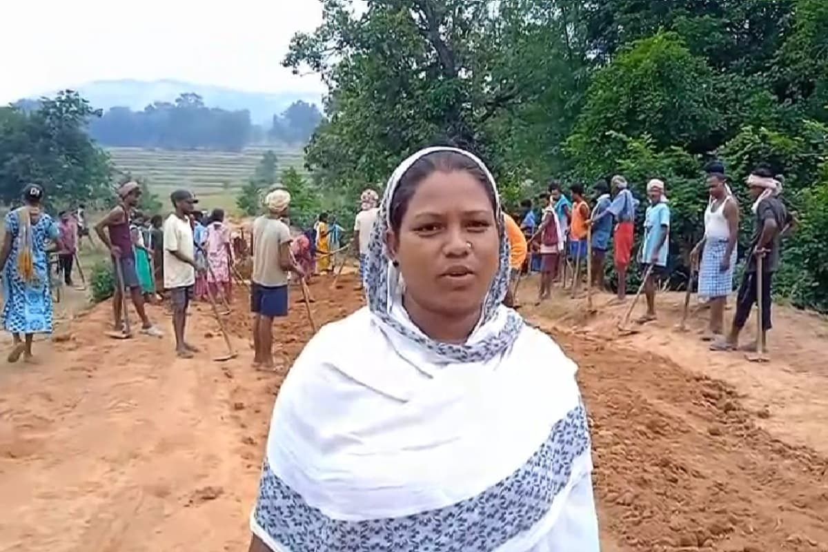 घोड़े बेचकर सोता रहा प्रशासन, माननीयों ने की अनसुनी तो ग्रामीणों ने उठा ली कुदाल और बना दी सड़क