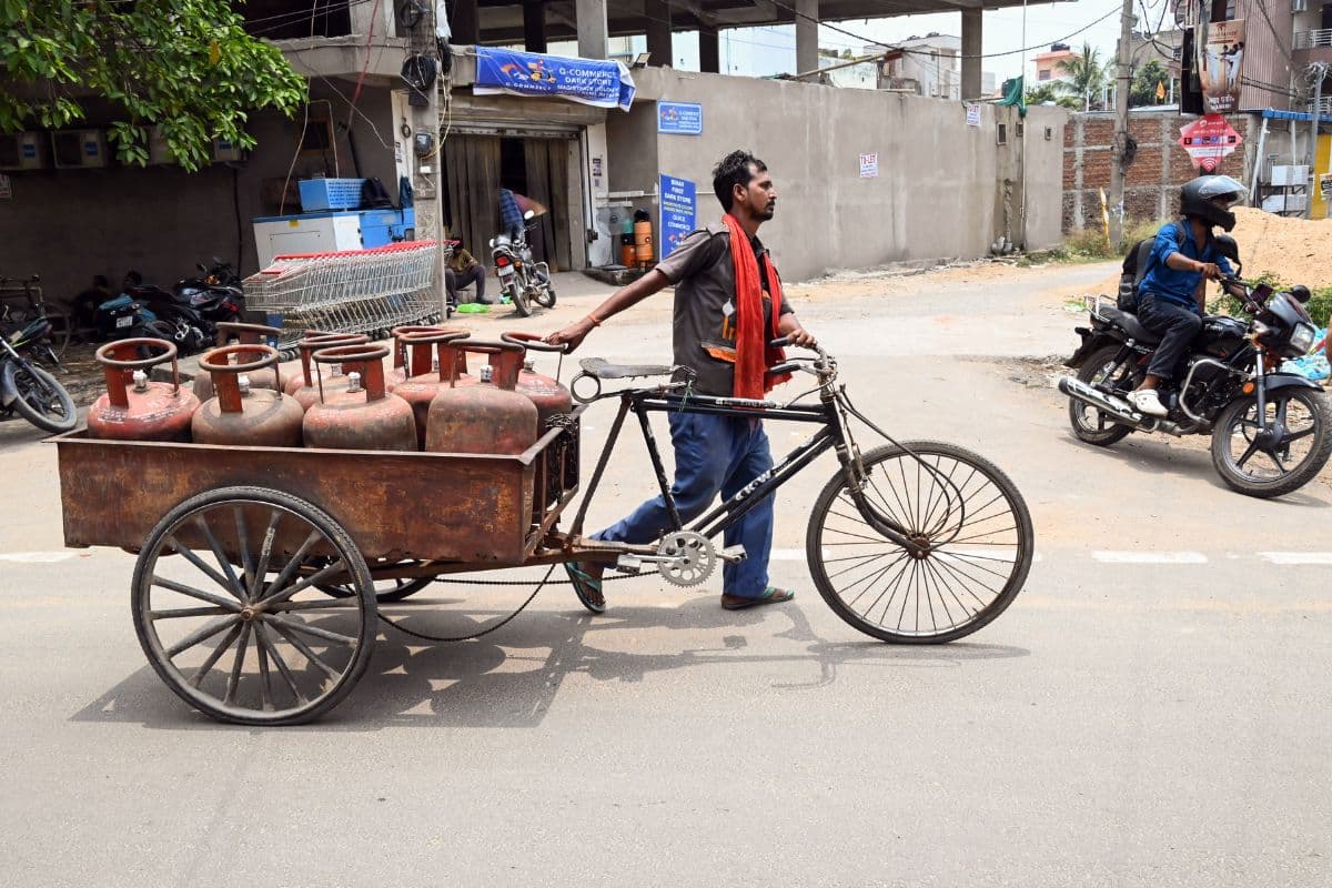 घरेलू गैस सिलेंडर के फिर बढ़े दाम, केंद्र पर बरसा विपक्ष, कहा- सरकार को चुकानी होगी ‘कीमत’