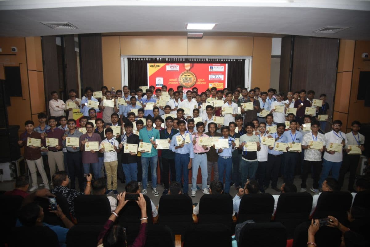 प्रभात खबर प्रतिभा सम्मान: जमशेदपुर के टॉपर्स के बीच पहुंचे प्रशासनिक दिग्गज, DC ने दिया सफलता का मंत्र