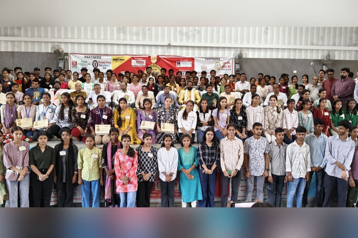 गढ़वा के टाउन हॉल में 'प्रभात खबर प्रतिभा सम्मान समारोह' का भव्य आयोजन, डीसी ने किया उद्घाटन