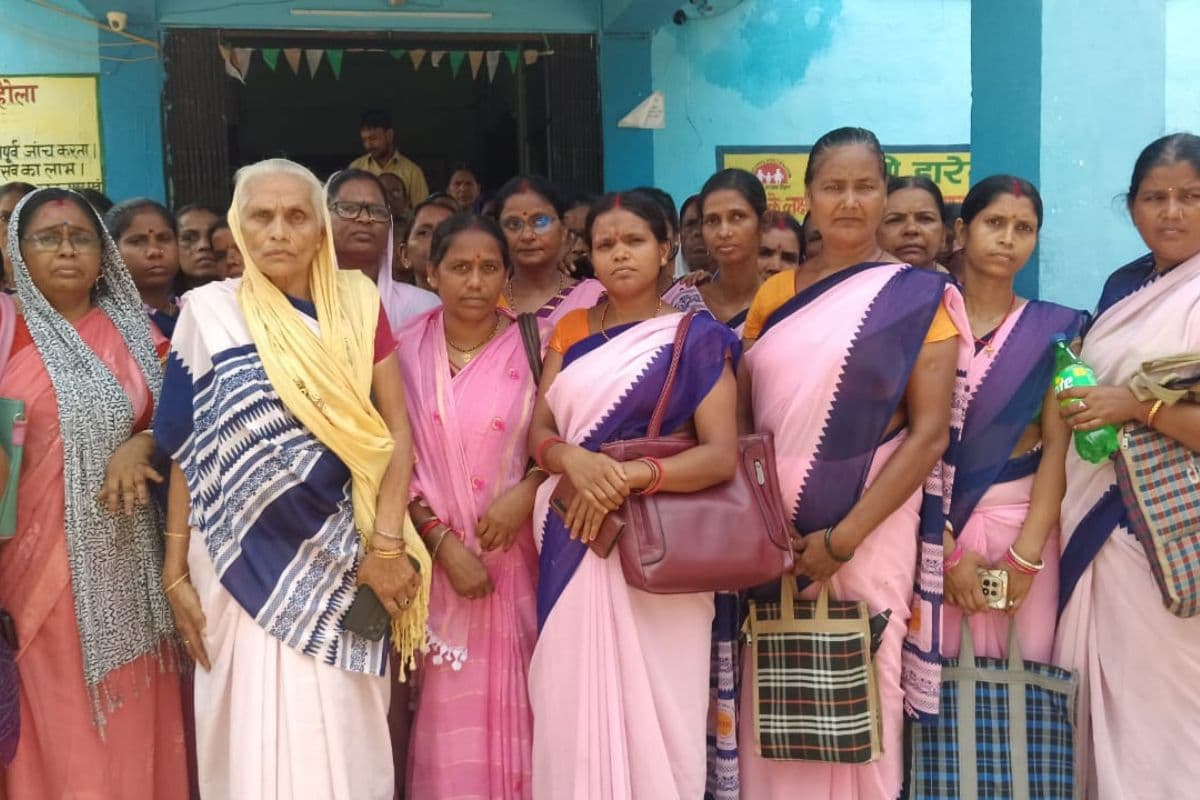 वेतन के लिए तरस रहे स्वास्थ्यकर्मी, सन्हौला अस्पताल में आशा कार्यकर्ताओं का प्रदर्शन