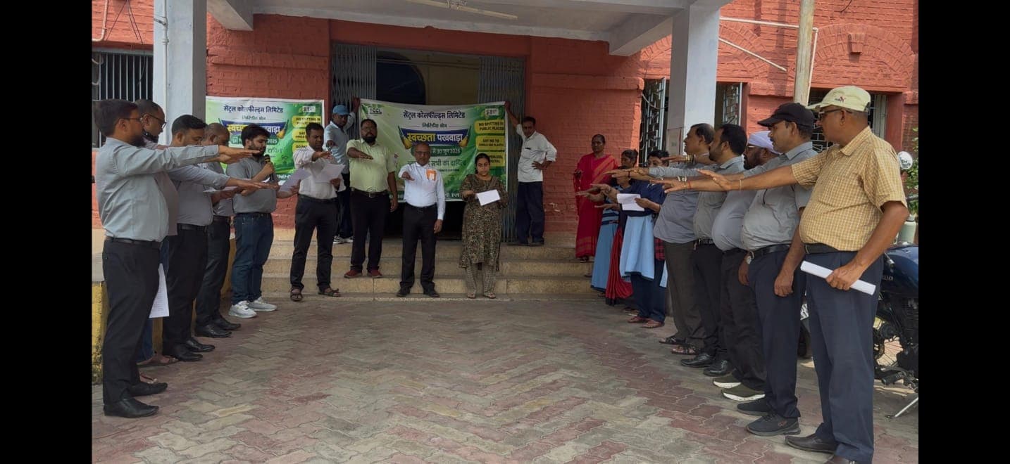 Giridih News :अधिकारियों व कर्मियों ने ली स्वच्छता की शपथ