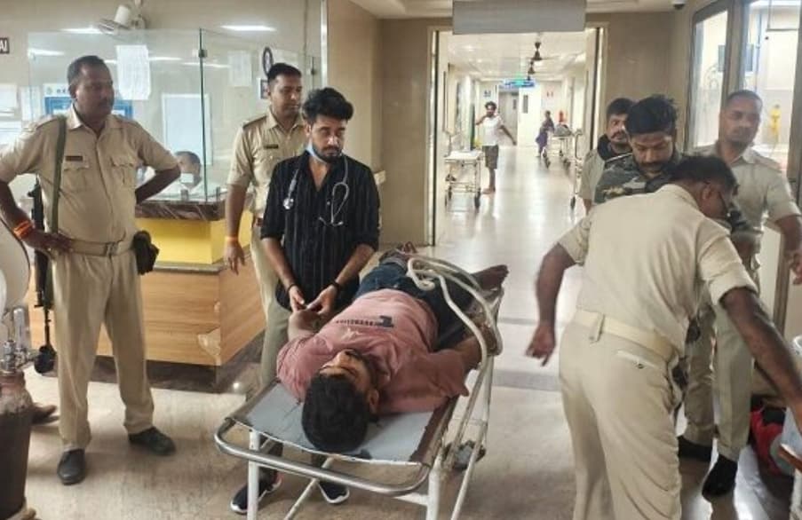 Jamshedpur News : सिदगोड़ा : पुलिस की पिस्टल छीन अपराधी ने की फायरिंग, जवाबी कार्रवाई में पैर में लगी गोली