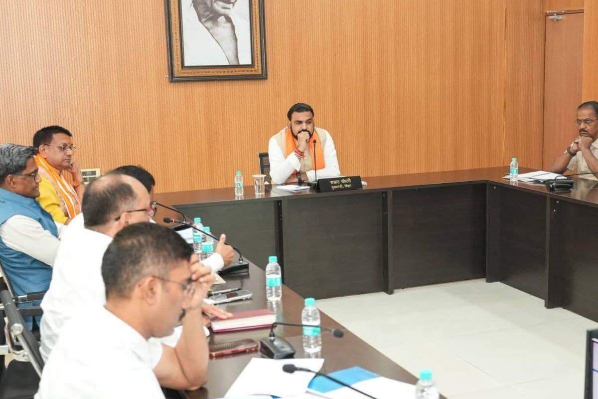 'सड़क-पुल निर्माण में गड़बड़ी हुई तो खैर नहीं…', CM सम्राट ने हाई-लेवल मीटिंग कर अधिकारियों को दिए सख्त निर्देश