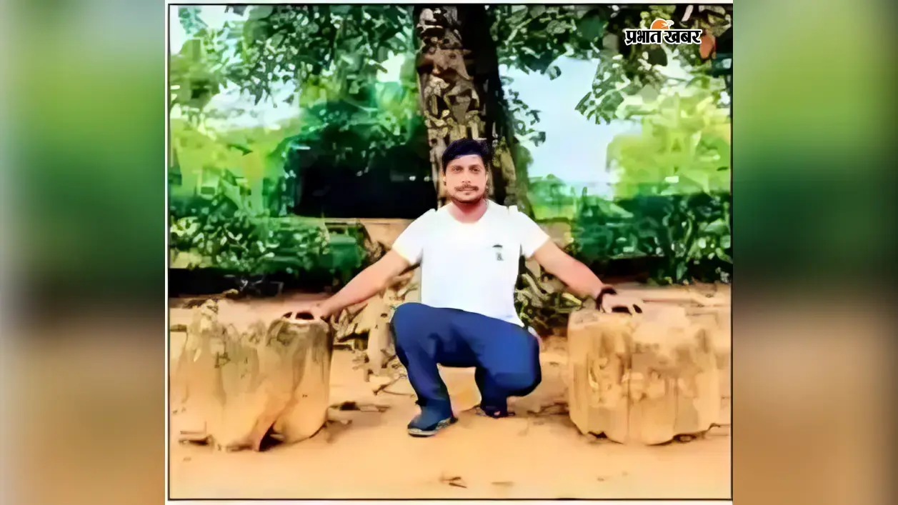 फासिल्स के पास बैठे जिला काम संस्कृति पदाधिकारी. फासिल्स के पास बैठे जिला काम संस्कृति पदाधिकारी.