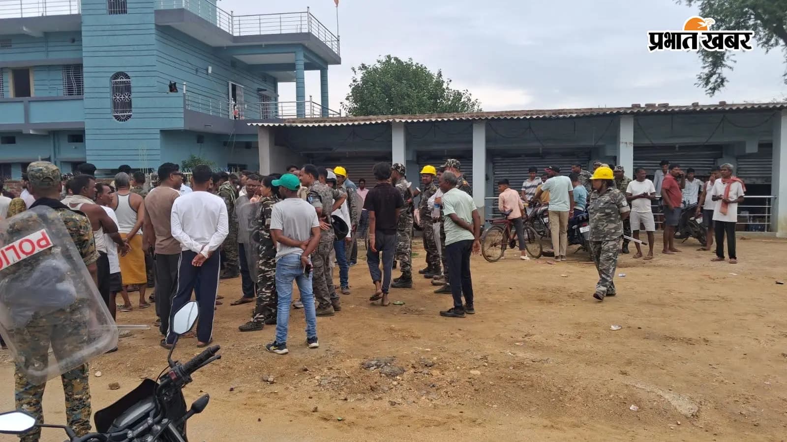 झड़प के बाद पुलिसकर्मी और ग्रामीण झड़प के बाद पुलिसकर्मी और ग्रामीण
