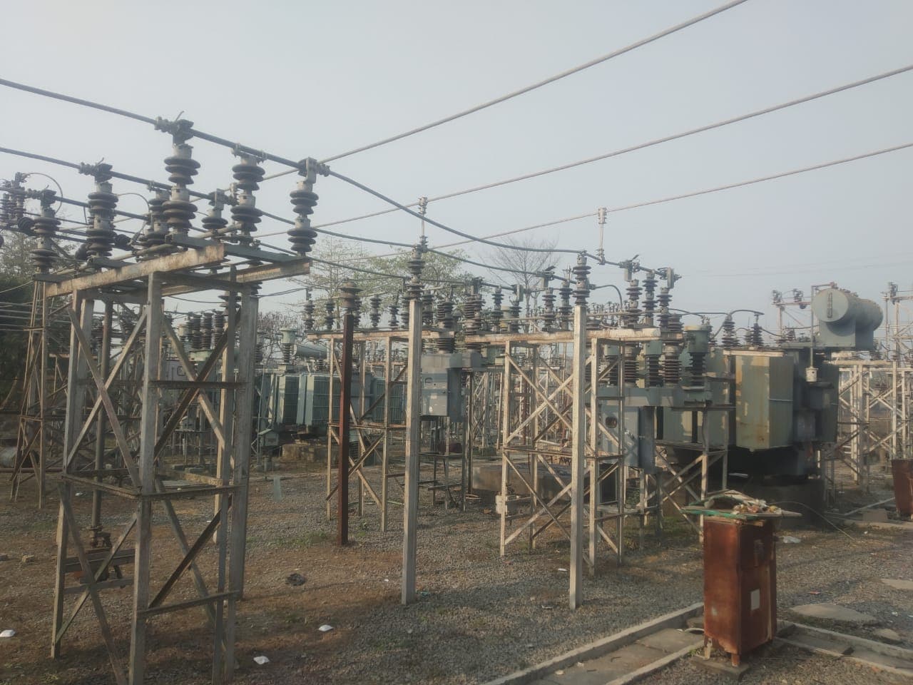 महाराजगंज में जर्जर बिजली नेटवर्क बना मुसीबत, हल्की बारिश और हवा में घंटों ठप हो जाती है आपूर्ति