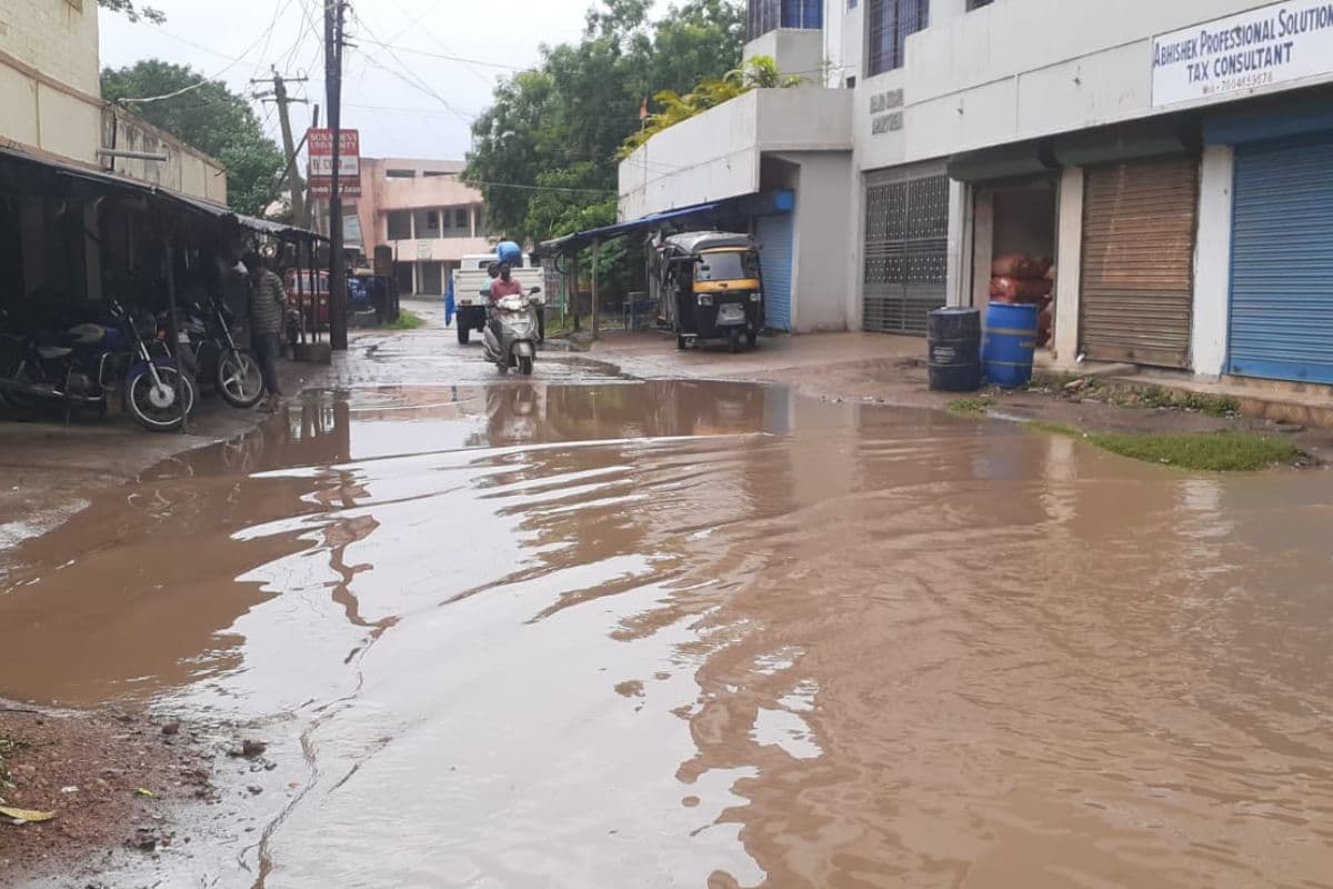 लाखों खर्च के बाद भी बदहाल घाटशिला, जाम नालियां, सड़कों पर जलजमाव और कचरे के ढेर से लोग परेशान लाखों खर्च के बाद भी बदहाल घाटशिला, जाम नालियां, सड़कों पर जलजमाव और कचरे के ढेर से लोग परेशान