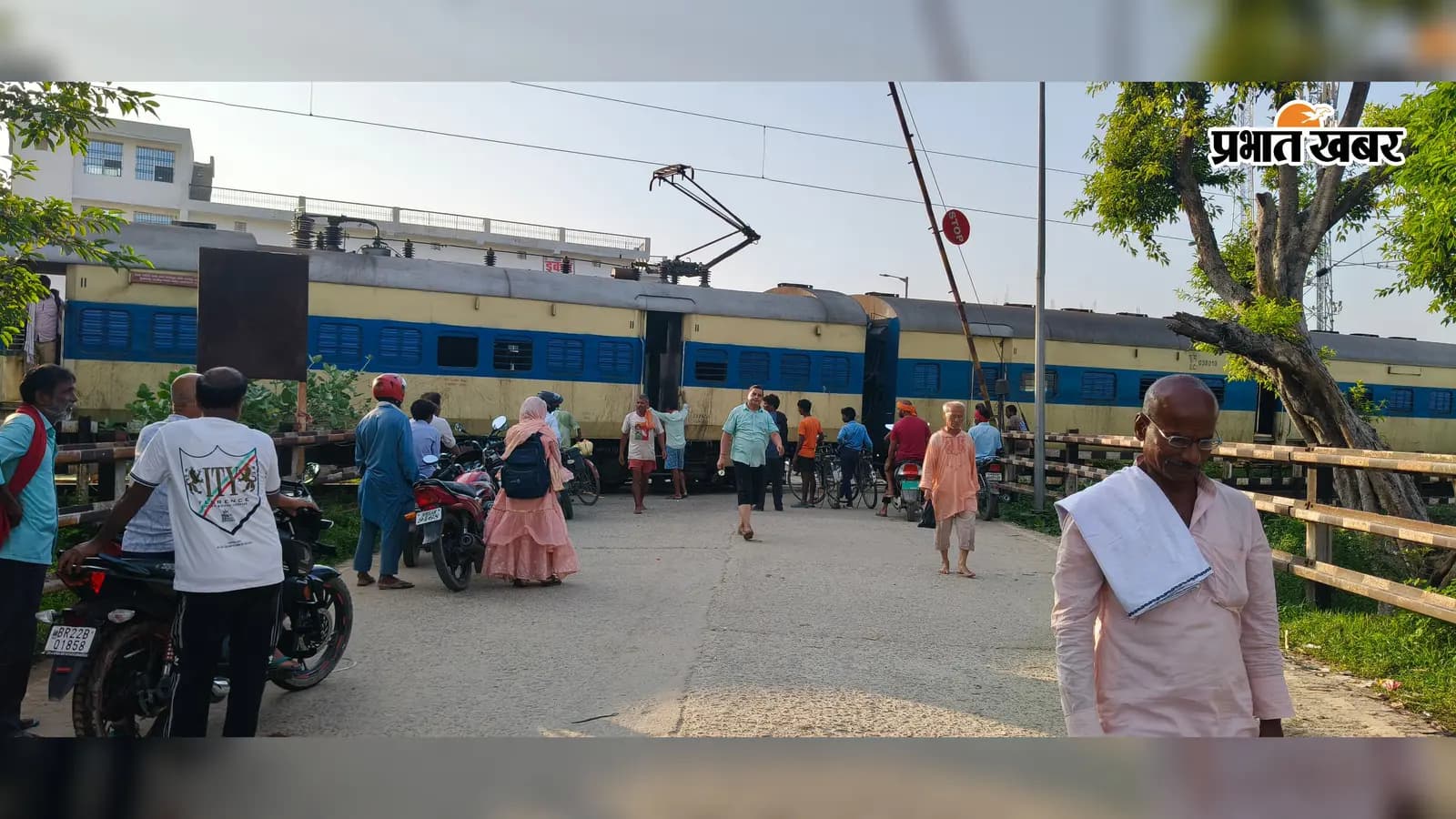इंजन में खराबी के बाद बीच रास्ते में खड़ी हुई मेमू ट्रेन, डेढ़ घंटे तक बाधित रहा आवागमन