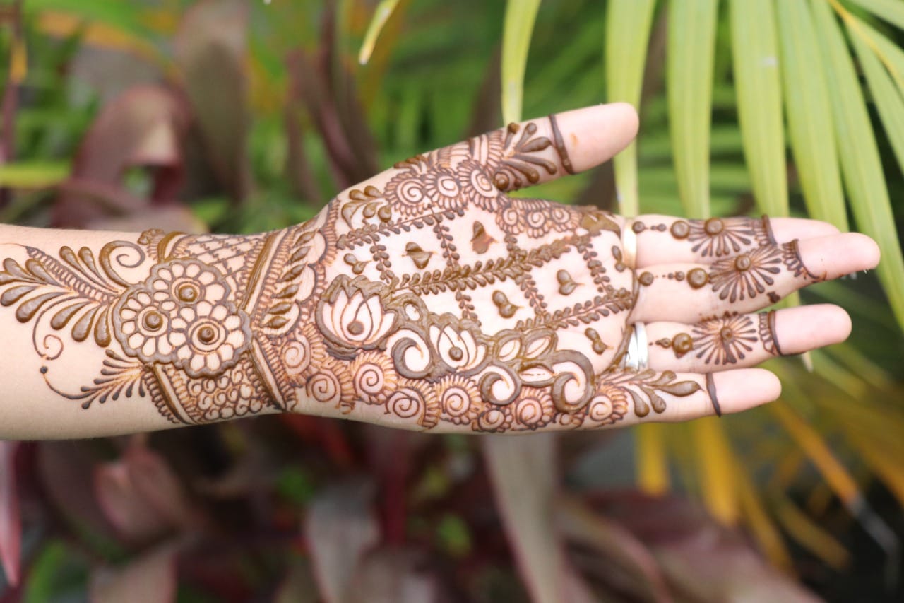 Simple Hand Mehndi Designs for Old Ladies see more - mehndi design here [  https://mehendidesign2022.blogspot.com ] - mehndi designs 2.0 - Quora