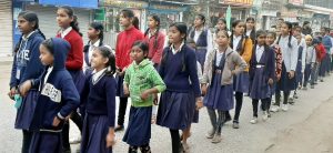 मातृभाषा प्रभात फेरी में शामिल बच्चे