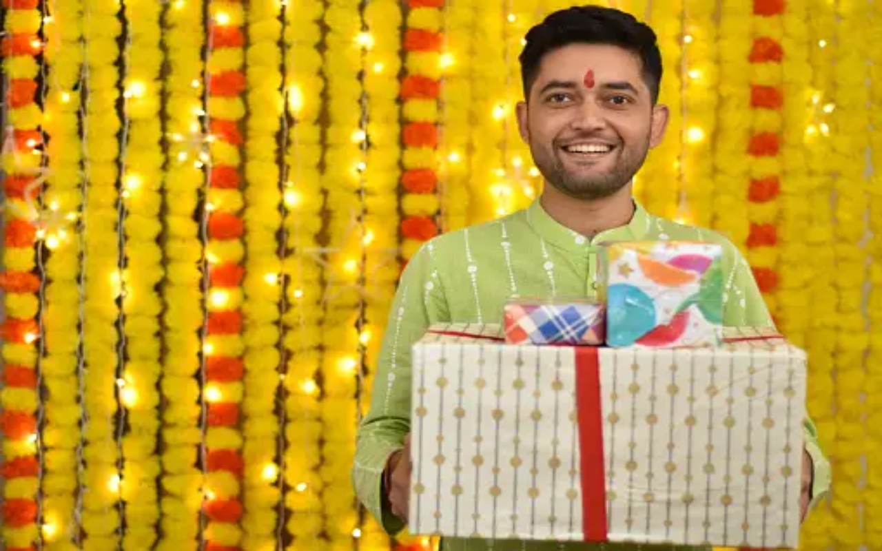 50+ First Wedding Night Gift For Husband In Hindi - सुहागरात में पति को दें  ये रोमांटिक उपहार