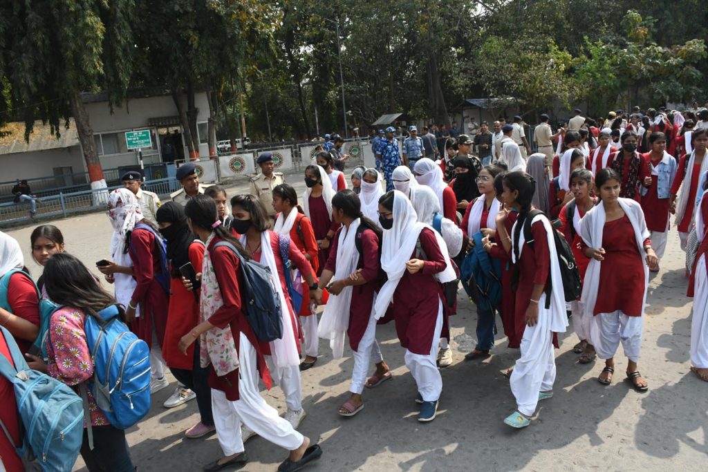 Students of JD Womens College blocking the gate of CM residence to protest against college administration 1