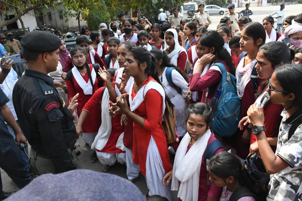 Students of JD Womens College blocking the gate of CM residence to protest against college administration 3