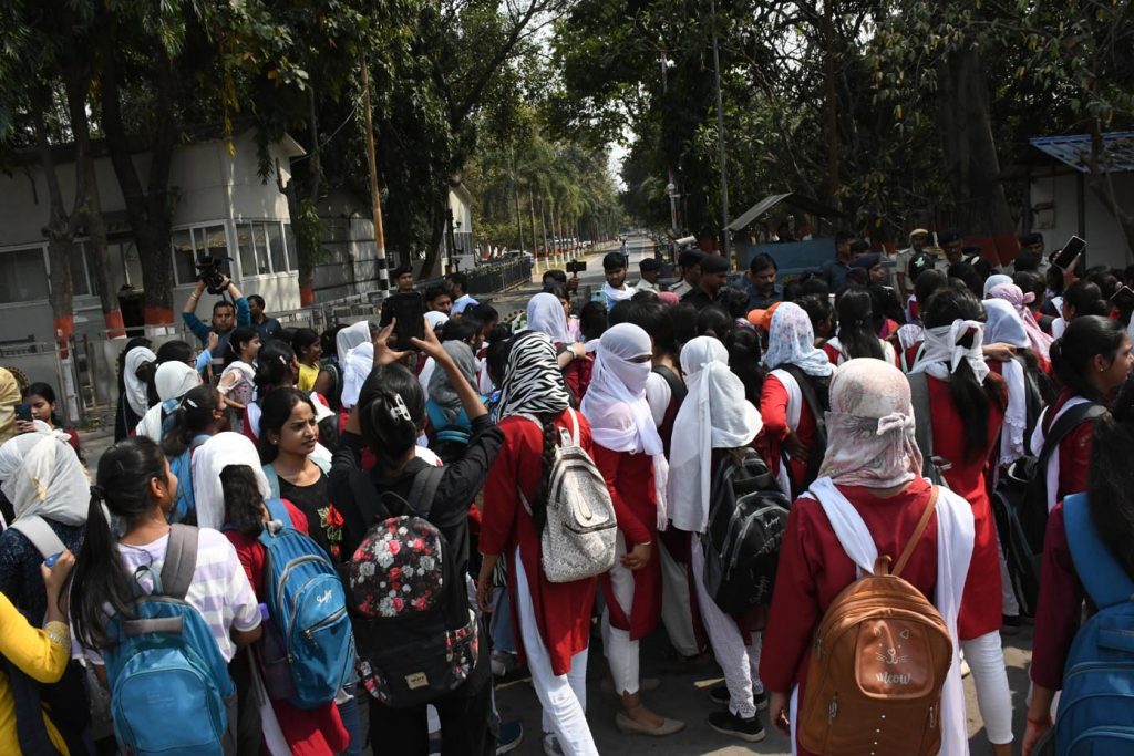 Students of JD Womens College blocking the gate of CM residence to protest against college administration 4