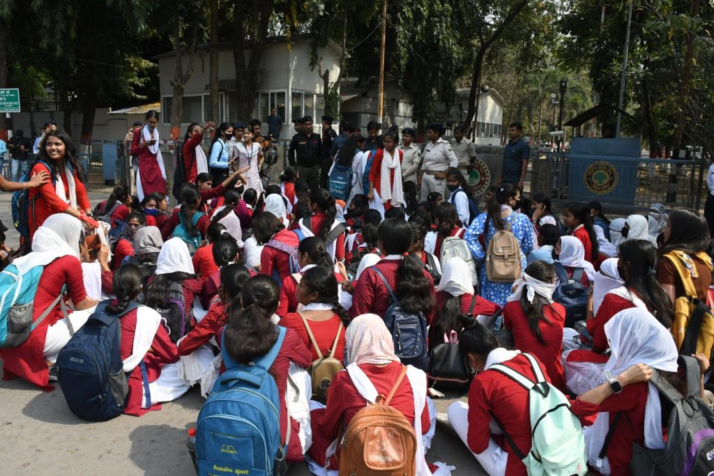 Students of JD Womens College blocking the gate of CM residence to protest against college administration 6