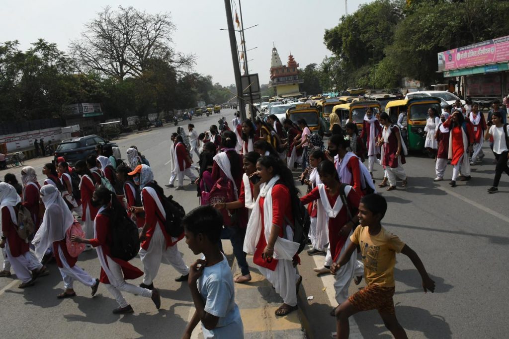 Students of JD Womens College stoping traffic to protest against college administration 1