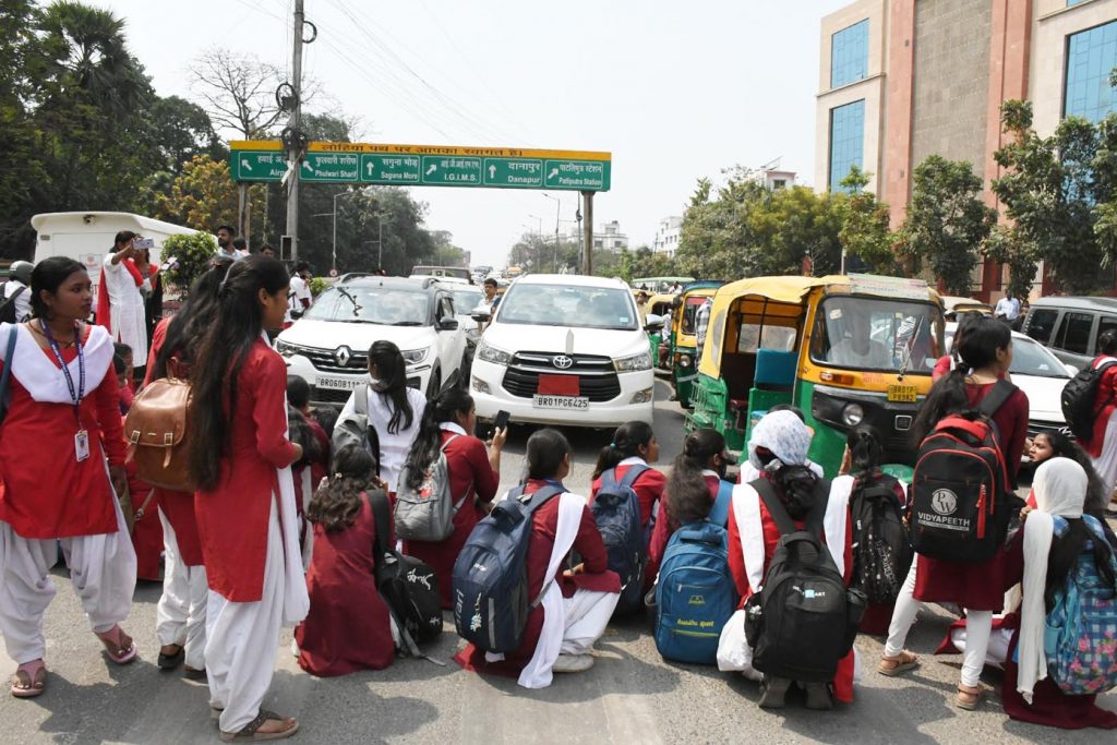 Students of JD Womens College stoping traffic to protest against college administration 2