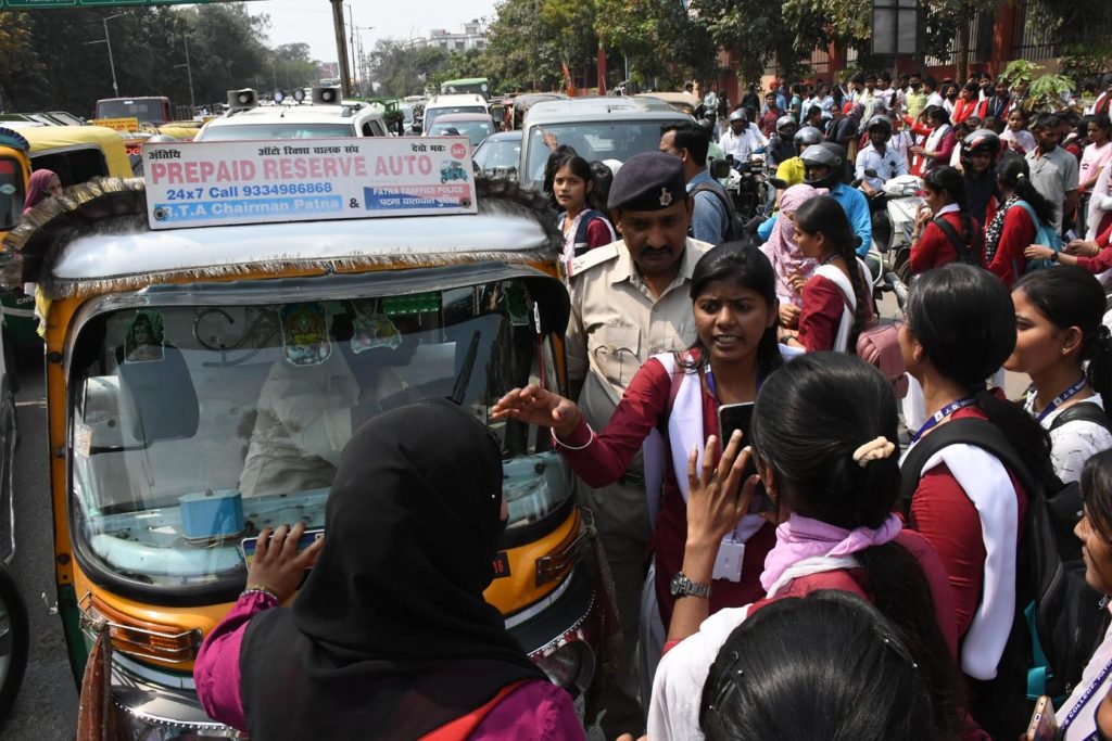 Students of JD Womens College stoping traffic to protest against college administration 3