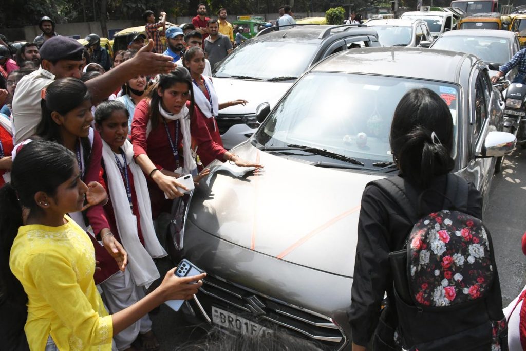 Students of JD Womens College stoping traffic to protest against college administration 4