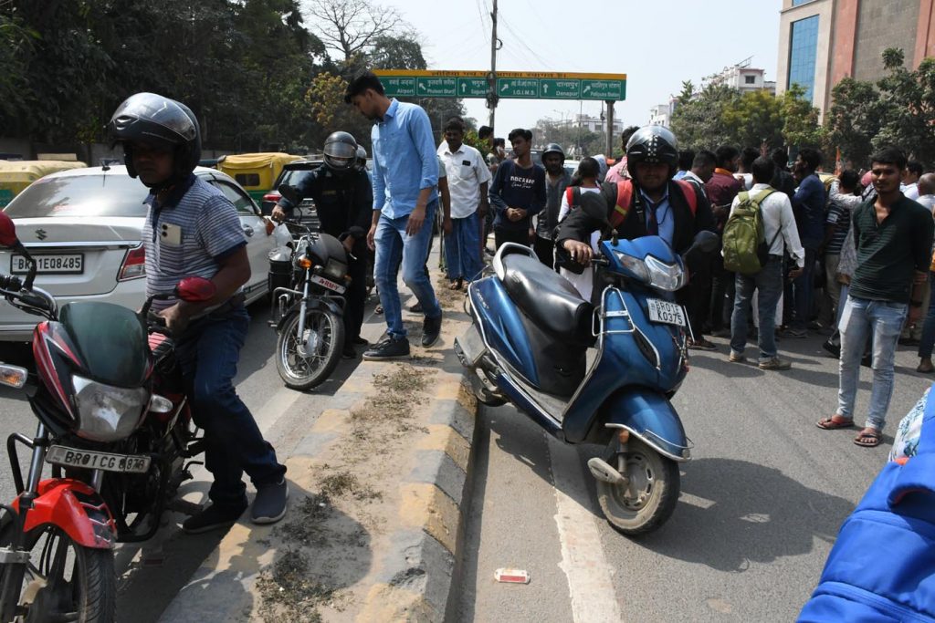 Students of JD Womens College stoping traffic to protest against college administration 5