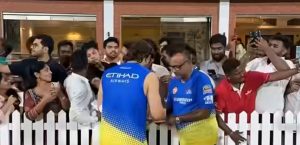 IPL 2024: MS Dhoni gave autographs to fans