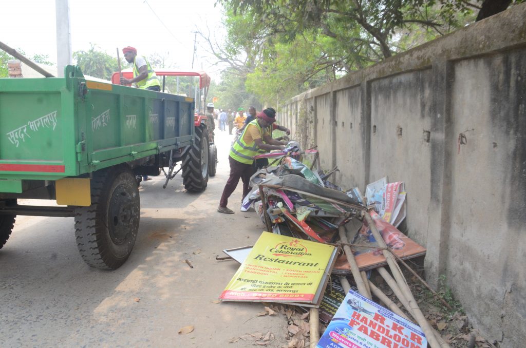 M 3 विश्वविद्यालय के एमबीए विभाग के सामने से अतिक्रमणहटाते हुए 1