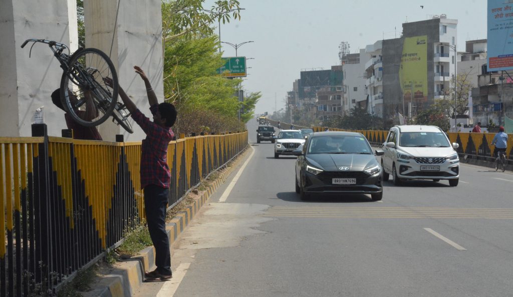 punai cheak k pass footover bridge k nichey se aatey jaatey log 1