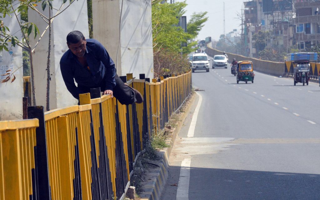 punai cheak k pass footover bridge k nichey se aatey jaatey log 5