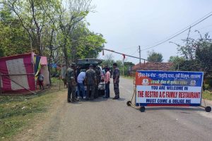 वाहन जांच के दौरान कैश जब्त करती टीम