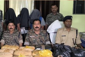 गांजा तस्करों की गिरफ्तारी की जानकारी देते पुलिस पदाधिकारी