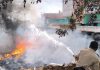 टायर गोदाम में लगी आग बुझाता दमकलकर्मी