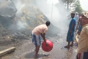 आग बुझाते स्थानीय लोग