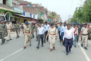 फ्लैग मार्च में शामिल पलामू व औरंगाबाद के अधिकारी