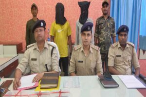 प्रेस वार्ता करती पुलिस