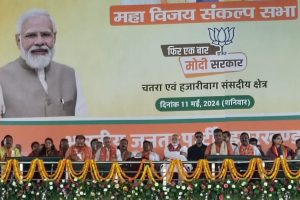 चतरा में मंचासीन पीएम नरेंद्र मोदी