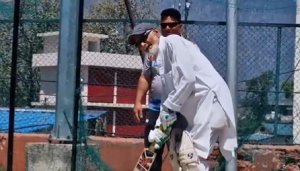 VIRAL VIDEO: 102 साल के व्यक्ति ने नेट्स पर किया बल्लेबाजी का अभ्यास
