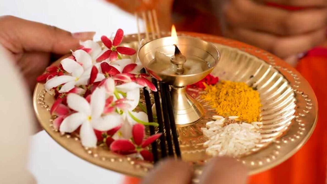 Puja Aarti Rules: क्यों जरूरी है हर पूजा के अंत में आरती करना? जानें इस वक्त घी का दीपक जलाने के लाभ