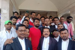 रामगढ़ सिविल कोर्ट में साथियों व वकीलों के साथ जयराम महतो