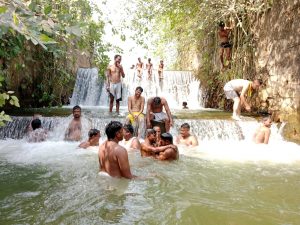 दलमा की तलहटी स्थित रामगढ़ गांव का पहाड़ी झरना लोगों को राहत देने का काम कर रहा है. शहर समेत गांव के लोग फैमिली और दोस्तों के साथ यहां घूमने आ रहे हैं और पहाड़ी झरना के ठंड पानी में नहाने का लुत्फ उठा रहे हैं.