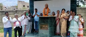 कदमा स्थित आदिवासी संताल जाहेरथान परिसर में रविवार को ओलचिकी लिपि के जनक पंडित रघुनाथ मुर्मू की प्रतिमा का अनावरण किया गया. इस उपलक्ष्य में रक्तदान शिविर का भी आयोजन किया गया.