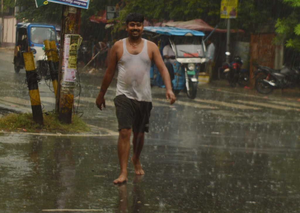 VS13 दोपहर हुई मुसलाधार बारिश से लोगों को मिली राहत
