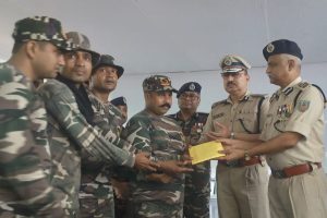 पुलिस टीम को सम्मानित करते डीजीपी अजय कुमार सिंह