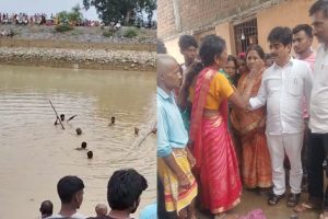 हादसे के बाद तालाब से बच्चों का शव निकालते ग्रामीण व परिजनों को सांत्वना देते जनप्रतिनिधि
