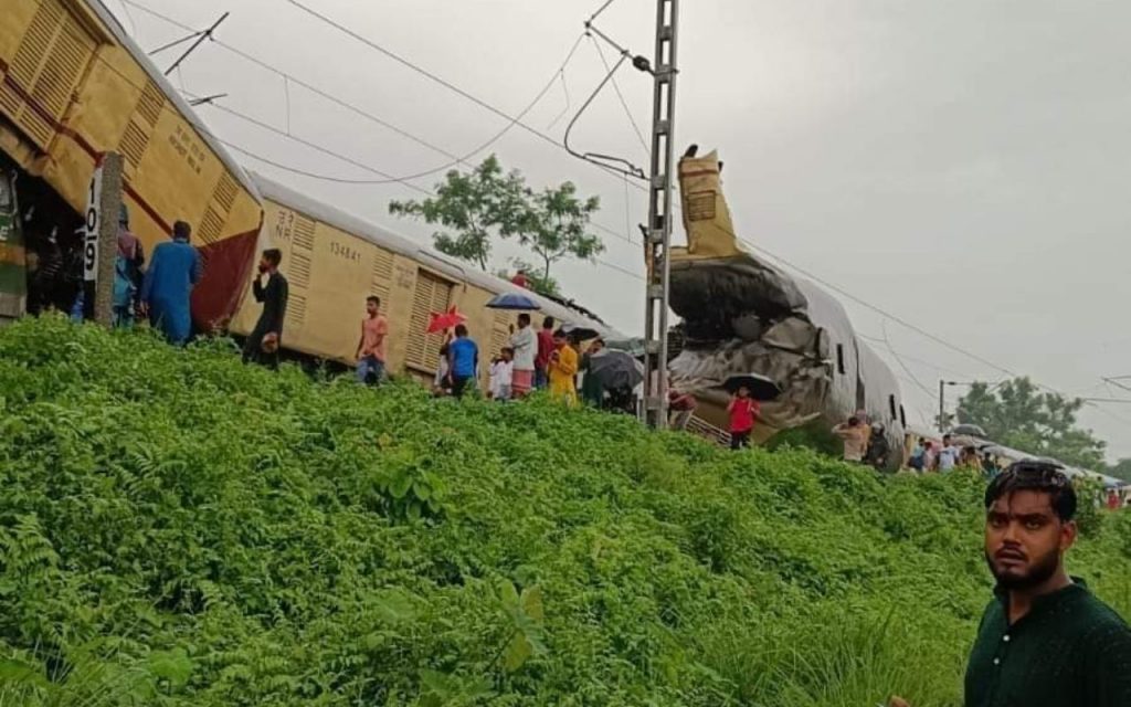 kanchenjunga express train hit by goods train in bengal 2