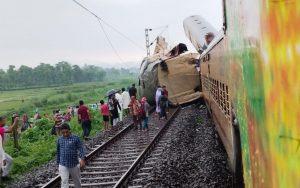 kanchenjunga express train hit by goods train in bengal